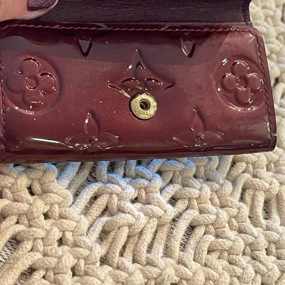 Authentic Louis Vuitton Vernis 4 Key Case in Amaranth (Burgundy red)